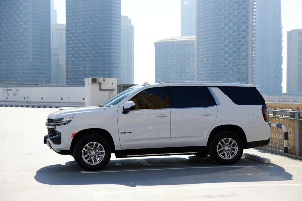  White Chevrolet Tahoe Photo 2