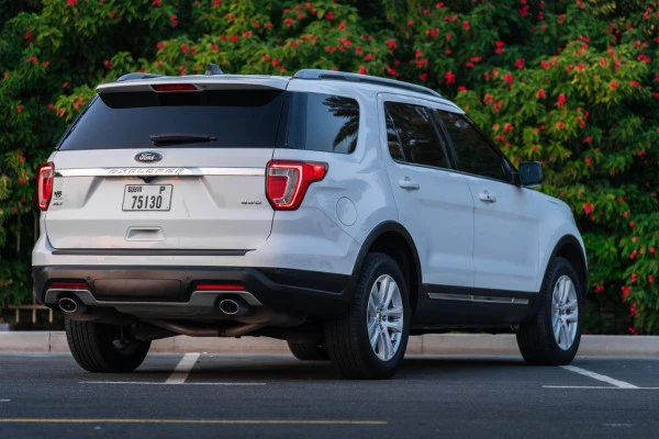  Bianca Ford Explorer Photo 2