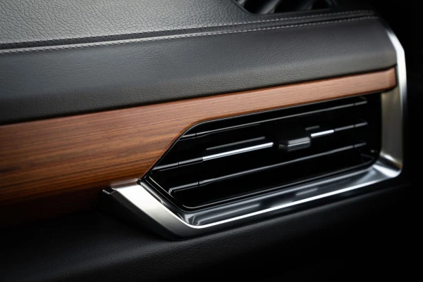  Blanco GMC Yukon Denali Photo 12