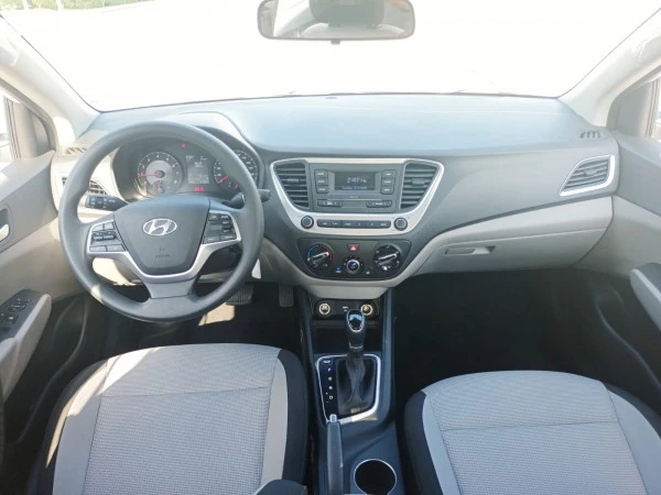  White Hyundai Accent Photo 4