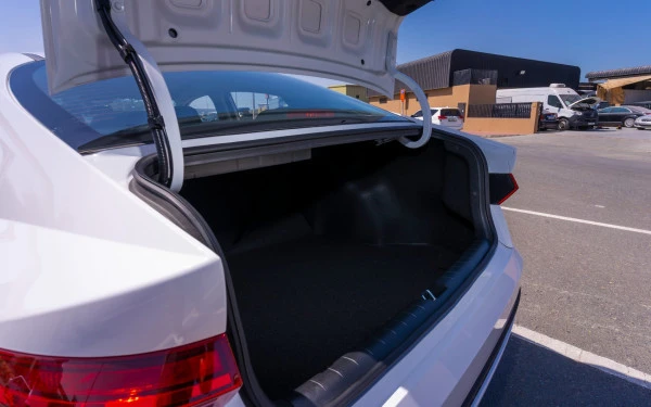  White Hyundai Accent Photo 12