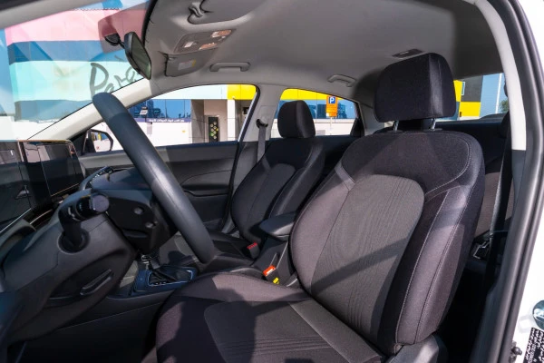  White Hyundai Accent Photo 8