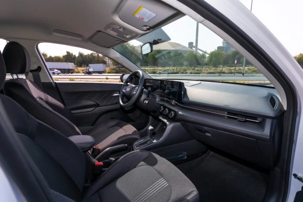  White Hyundai Accent Photo 11