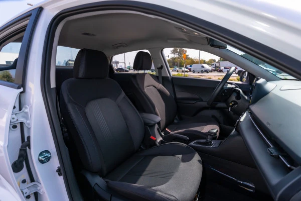  White Hyundai Accent Photo 12