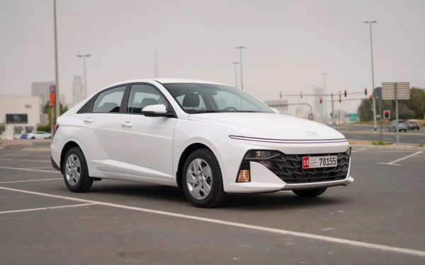  White Hyundai Accent Photo 2