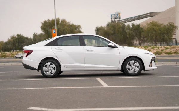 White Hyundai Accent Photo 3