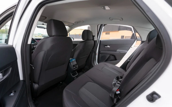  White Hyundai Accent Photo 9