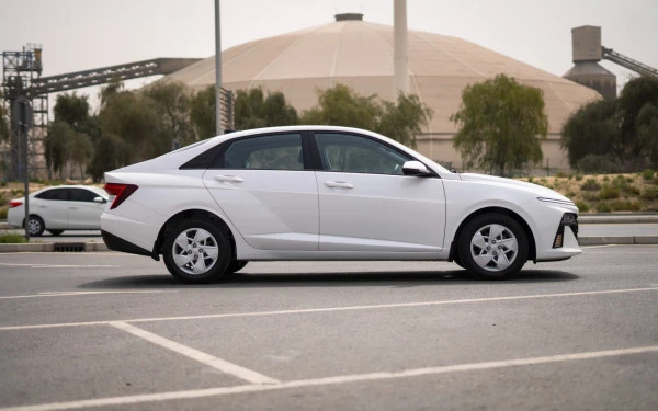  White Hyundai Accent Photo 3