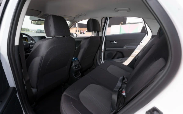  White Hyundai Accent Photo 9