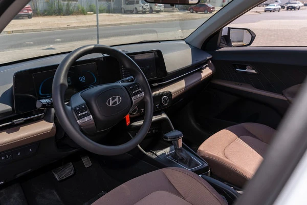  White Hyundai Accent Photo 2