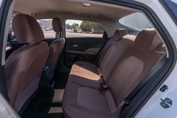  White Hyundai Accent Photo 5