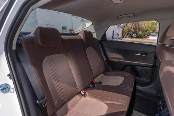  White Hyundai Accent Photo 9