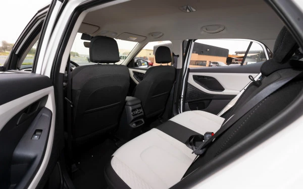  White Hyundai Creta Photo 8