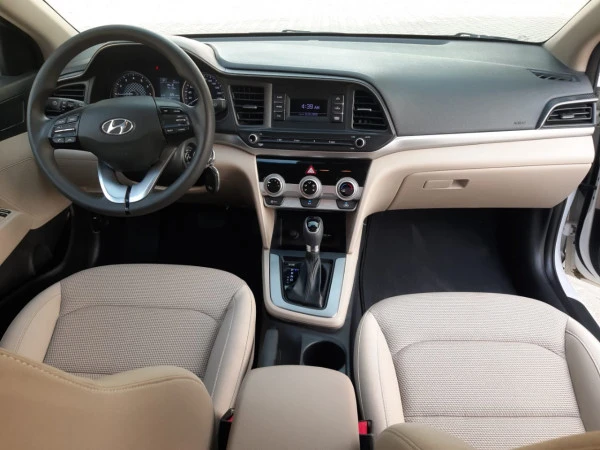  Blanc Hyundai Elantra Photo 2