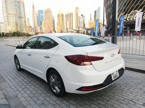  Blanc Hyundai Elantra Photo 3