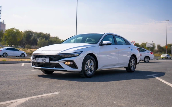  White Hyundai Elantra Photo 2