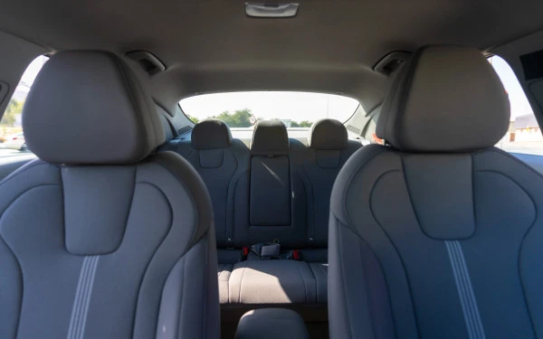  White Hyundai Elantra Photo 8