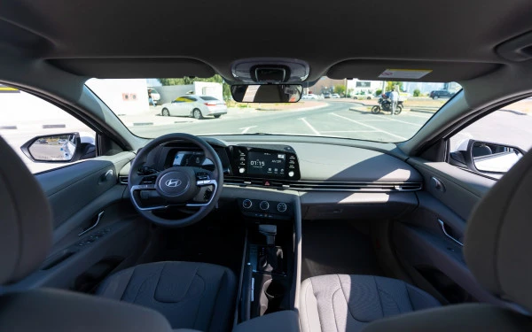  White Hyundai Elantra Photo 10