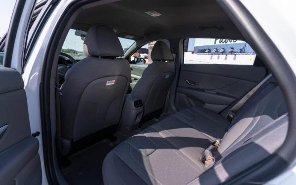  White Hyundai Elantra Photo 11