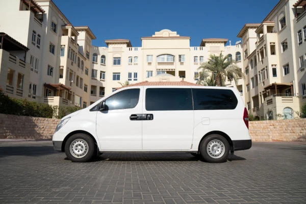  White Hyundai H1 Photo 3