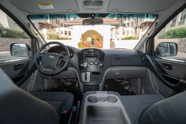  White Hyundai H1 Photo 4