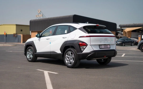  White Hyundai Kona Photo 4