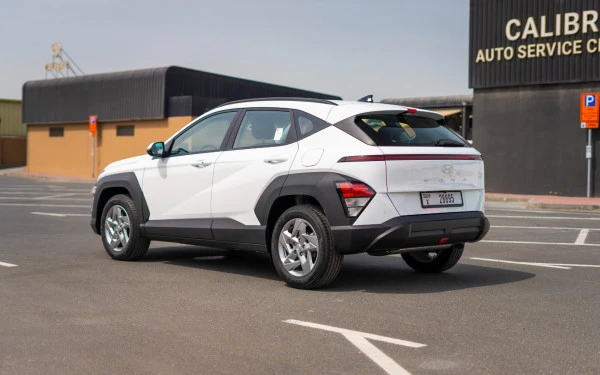  White Hyundai Kona Photo 5