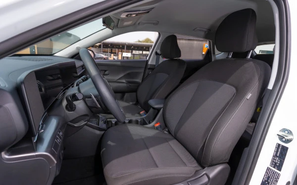  White Hyundai Kona Photo 8