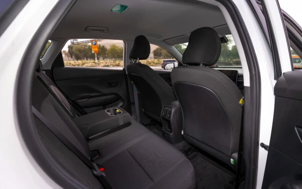  White Hyundai Kona Photo 12
