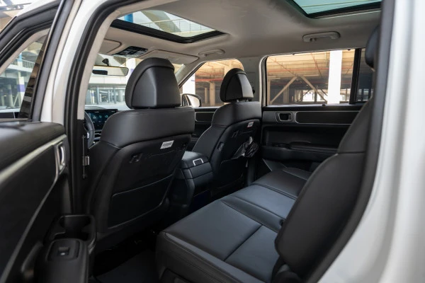  White Hyundai Santa Fe Photo 5