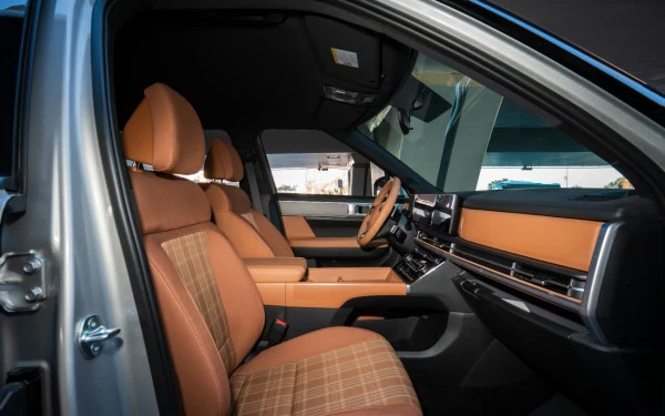  White Hyundai Santa Fe Photo 16