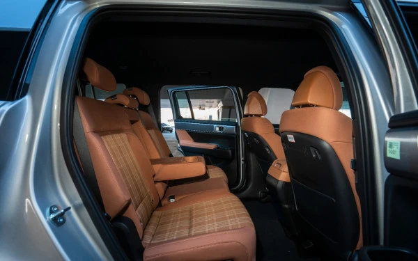  White Hyundai Santa Fe Photo 21