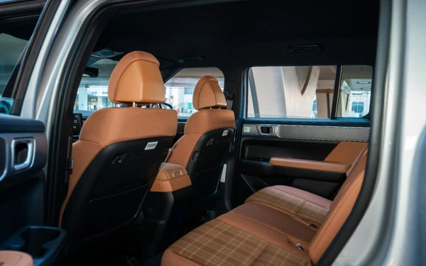  White Hyundai Santa Fe Photo 26