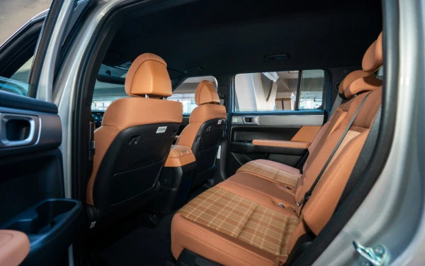  White Hyundai Santa Fe Photo 27