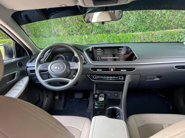  White Hyundai Sonata Photo 2