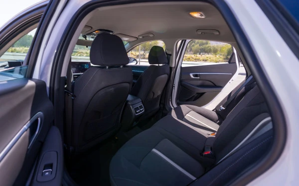  White Hyundai Sonata Photo 10