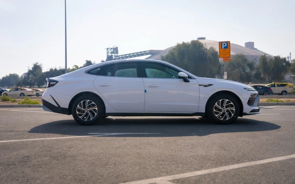  White Hyundai Sonata Photo 2