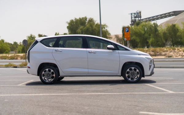  White Hyundai Stargazer Photo 2