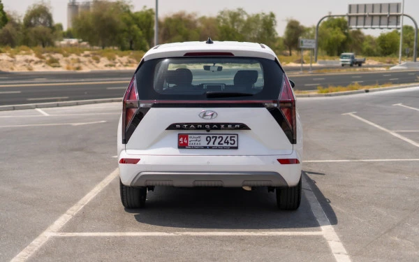  White Hyundai Stargazer Photo 4