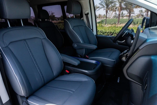  Blanc Hyundai Staria S9 Photo 7