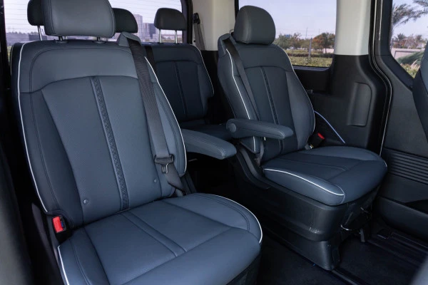  Blanc Hyundai Staria S9 Photo 9