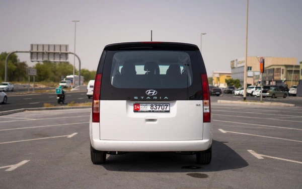  White Hyundai Staria Photo 3