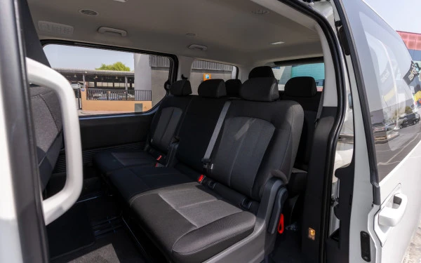  White Hyundai Staria Photo 7