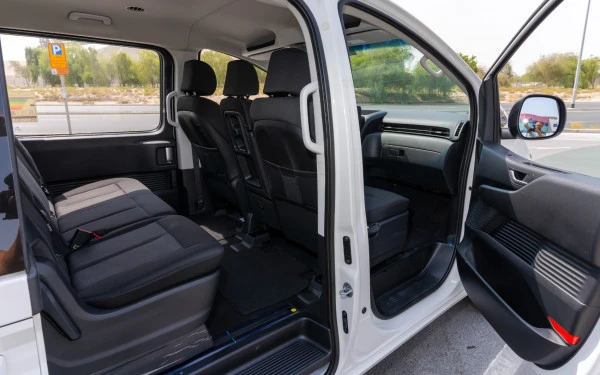  White Hyundai Staria Photo 9