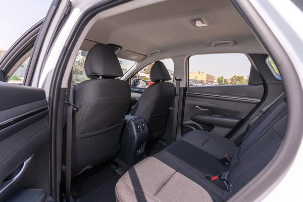  White Hyundai Tucson Photo 8