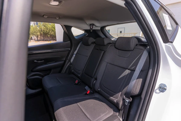  White Hyundai Tucson Photo 9