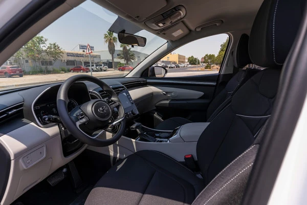  White Hyundai Tucson Photo 8