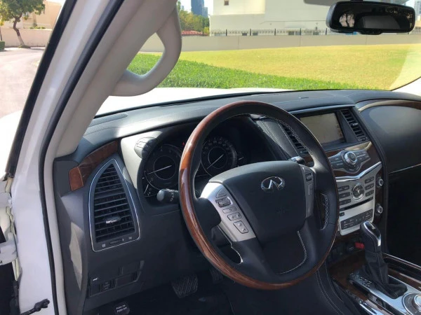  White Infiniti QX 80 Photo 2