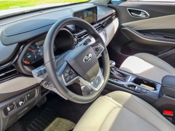  White JAC JS4 Photo 4