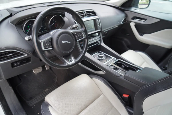  White Jaguar F-Pace Photo 3